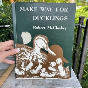 MAKE WAY FOR
DUCKLINGS
Robert McCloskey Children’s hardback book vintage 1969